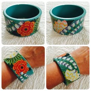 60's Vintage bangle bracelet 🌼🌸 lucite/plastic